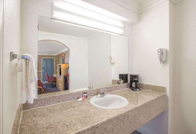 مُتل Super 8 By Wyndham Hayward Downtown