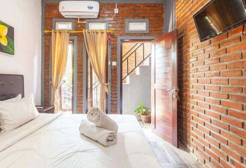 Pension The Backyard House