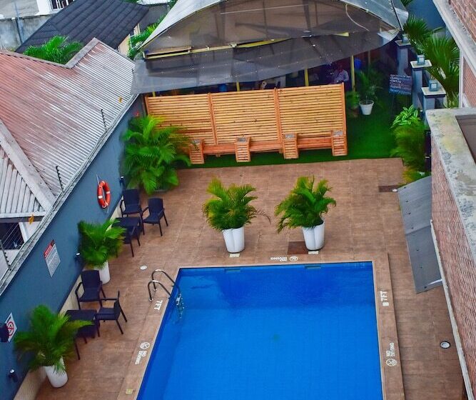 Oak Haven Hotel And Suites