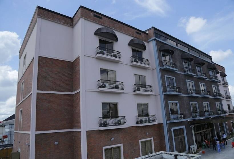 Oak Haven Hotel And Suites