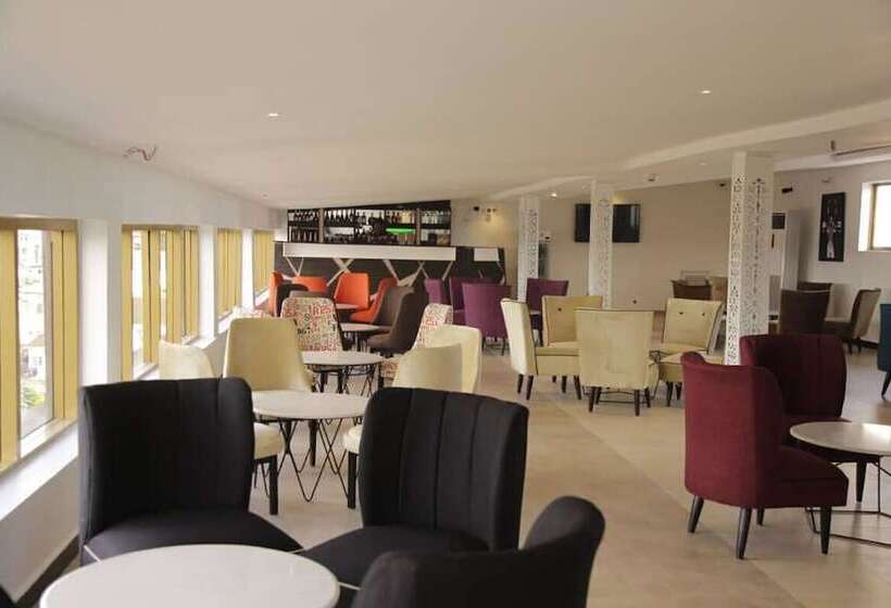 Oak Haven Hotel And Suites