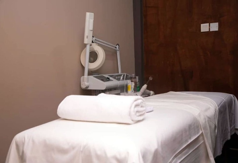 Oak Haven Hotel And Suites