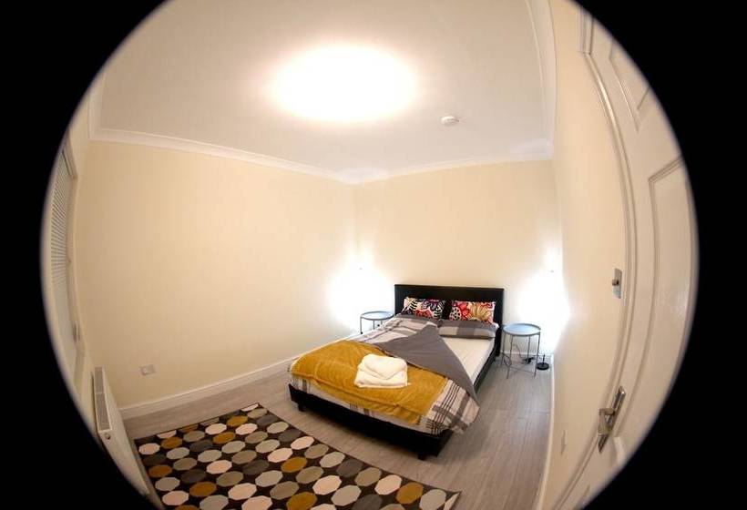 住宿加早餐  Peacefull House In Slough