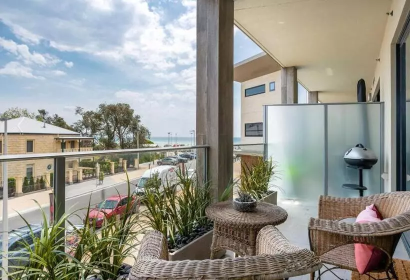Blue Waters On The Beach: Absolute Beachfront, Views