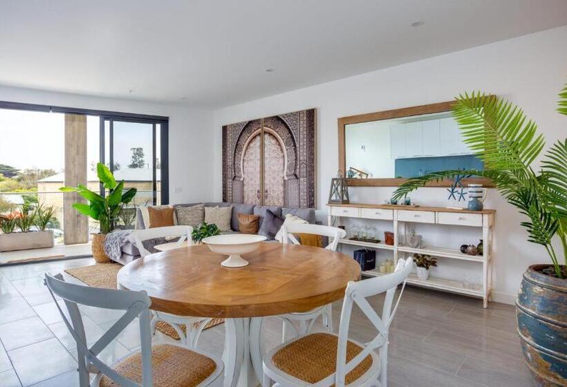 Blue Waters On The Beach: Absolute Beachfront, Views