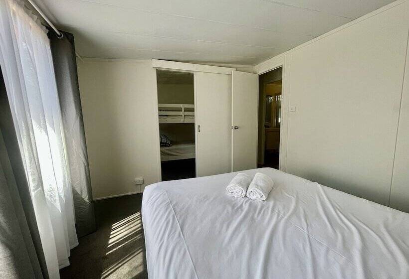 בית מלון כפרי Young Caravan And Tourist Park