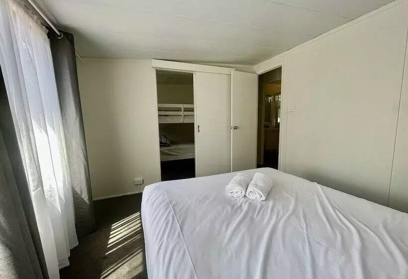 Hotelli Young Caravan And Tourist Park