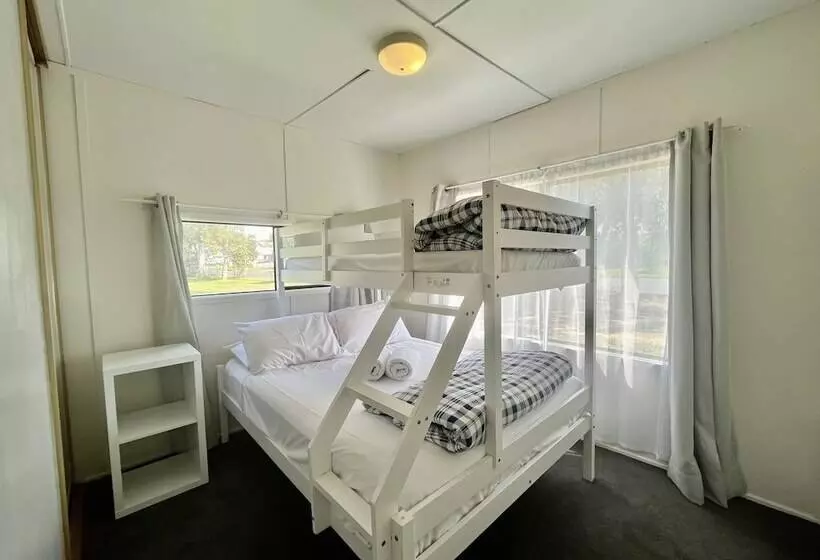 Hotelli Young Caravan And Tourist Park