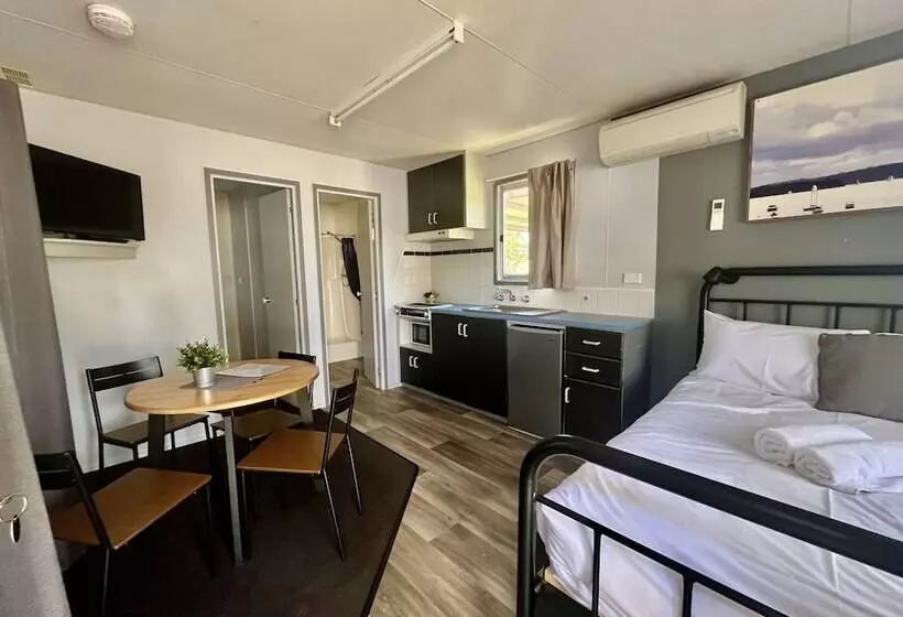 Hotelli Young Caravan And Tourist Park