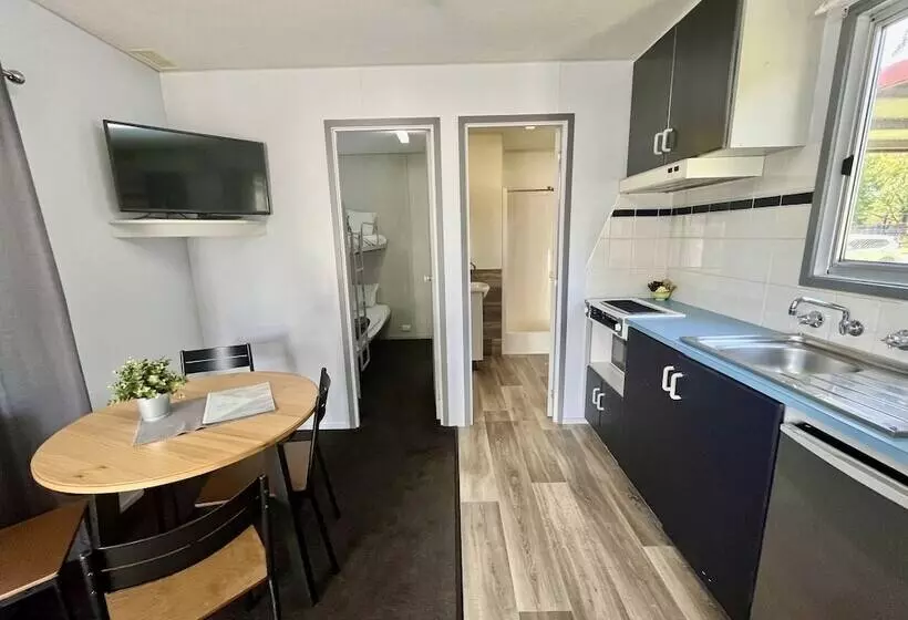 Hotelli Young Caravan And Tourist Park