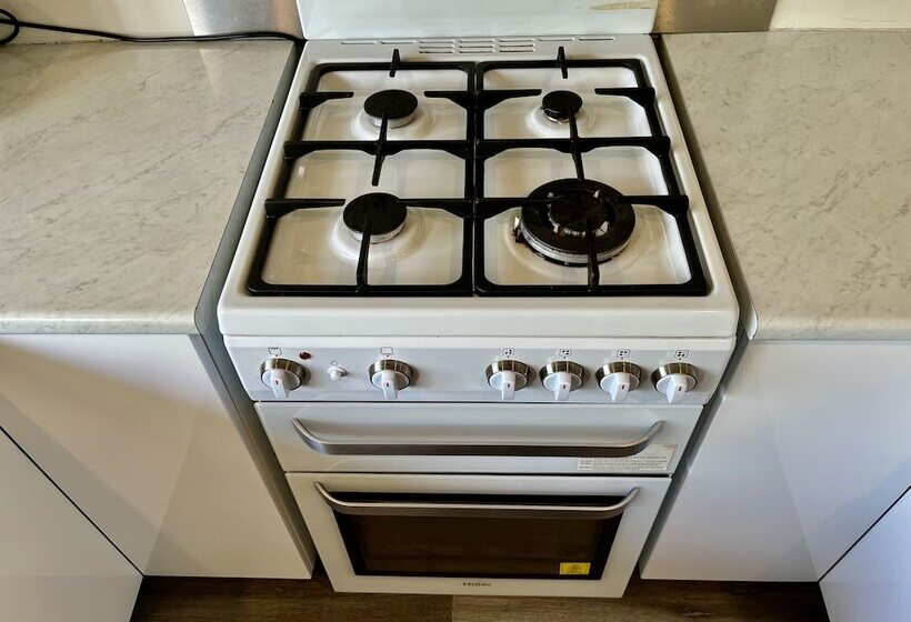 בית מלון כפרי Young Caravan And Tourist Park