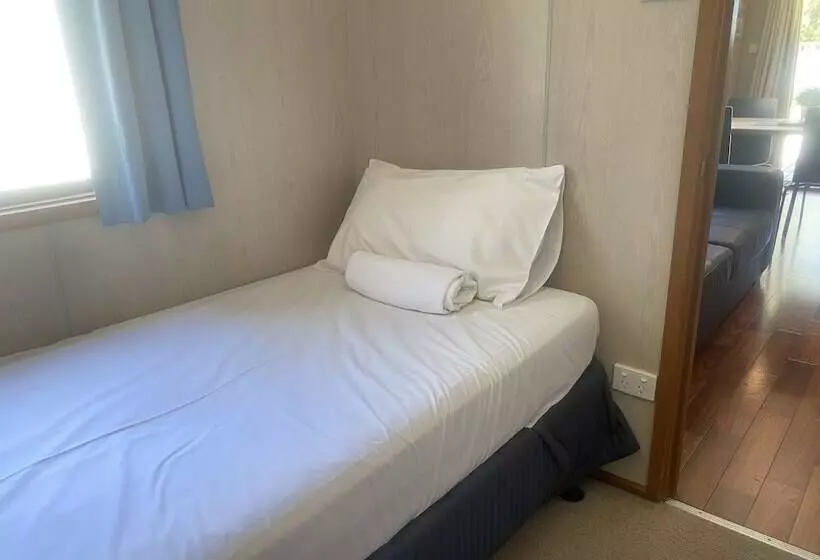 Hotelli Young Caravan And Tourist Park