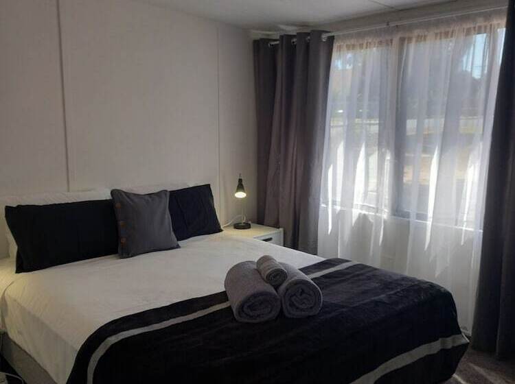 בית מלון כפרי Young Caravan And Tourist Park