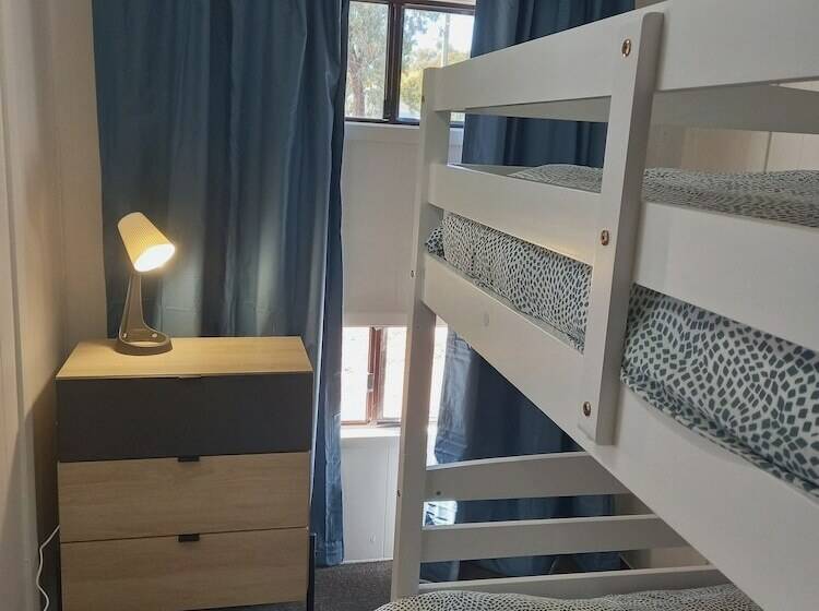 בית מלון כפרי Young Caravan And Tourist Park