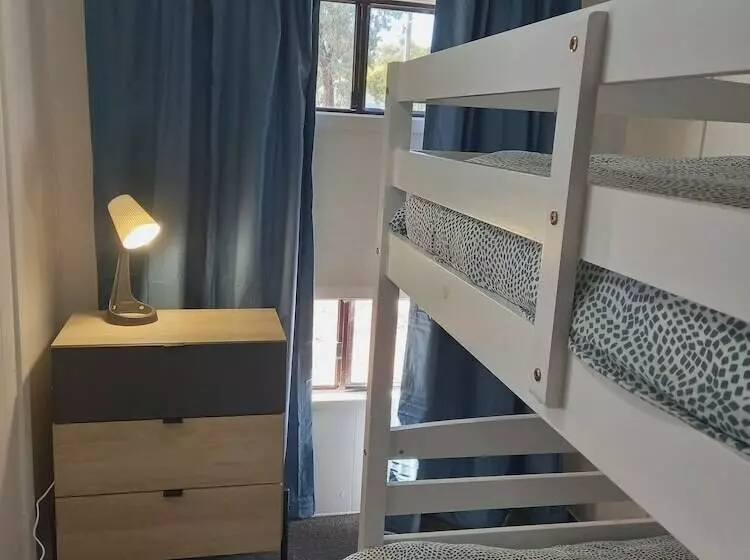 Hotelli Young Caravan And Tourist Park