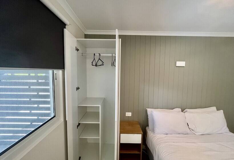 בית מלון כפרי Young Caravan And Tourist Park