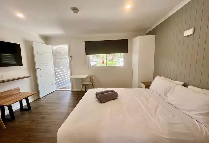 Hotelli Young Caravan And Tourist Park