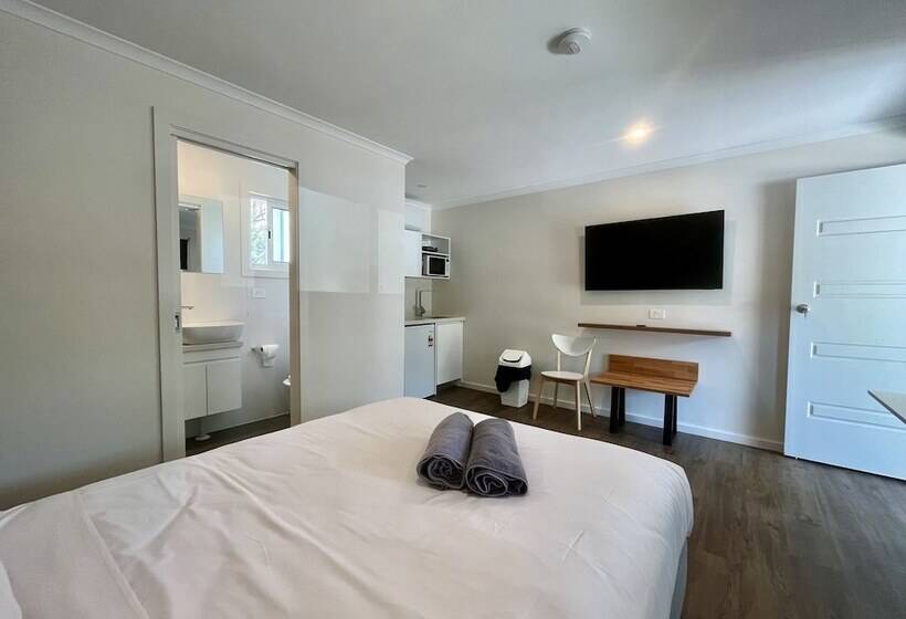 בית מלון כפרי Young Caravan And Tourist Park