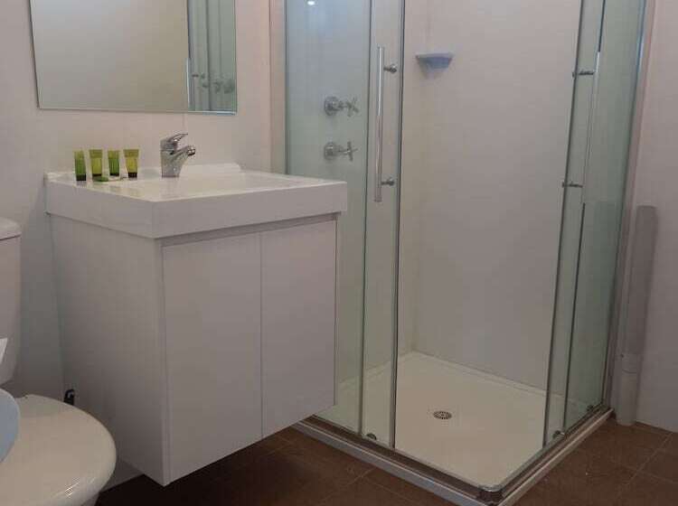 בית מלון כפרי Young Caravan And Tourist Park