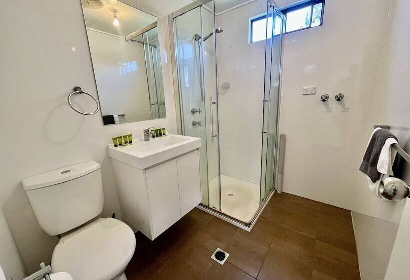 בית מלון כפרי Young Caravan And Tourist Park