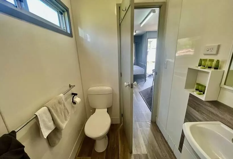 Hotelli Young Caravan And Tourist Park