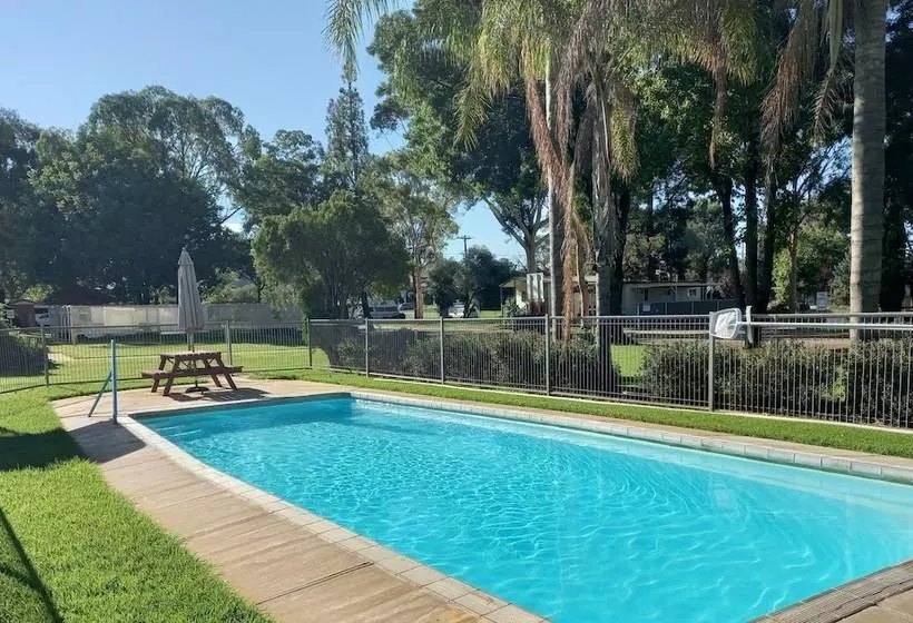 Hotelli Young Caravan And Tourist Park