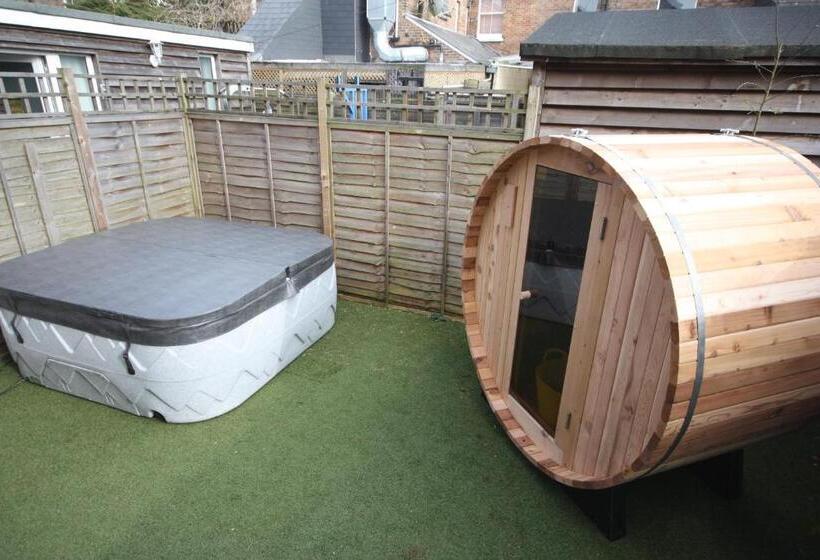 Holiday Home Hot Tub & Sauna