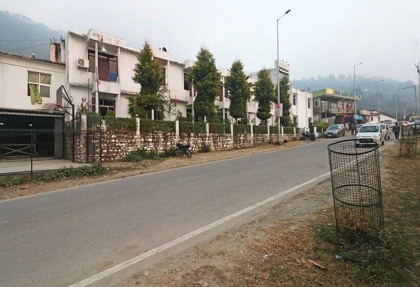 هتل Greenwood By Oyo Rooms