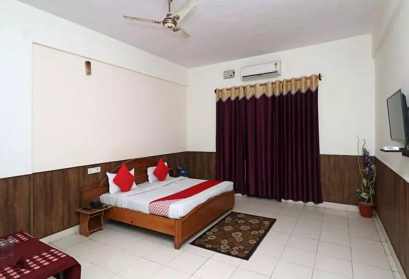 ホテル Greenwood By Oyo Rooms