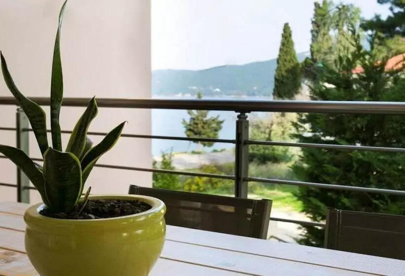 Meliti Waterfront Suites