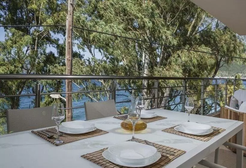 Meliti Waterfront Suites