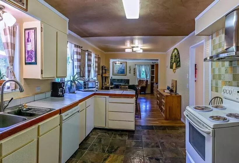 Madi S Place ~ Guest House