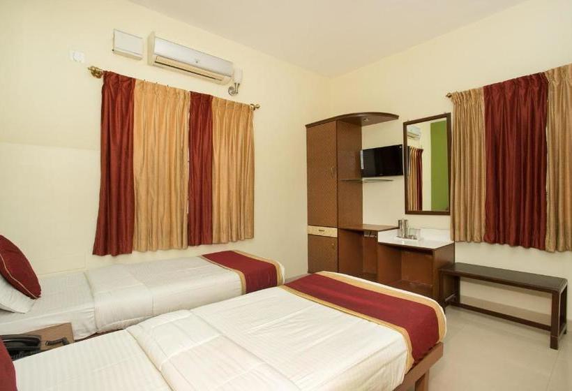 בית מלון כפרי Oyo 10478 Famous Golden Inn