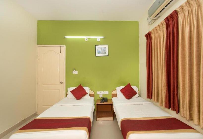 בית מלון כפרי Oyo 10478 Famous Golden Inn