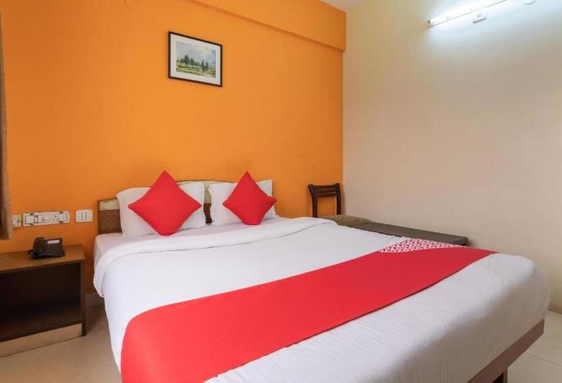 בית מלון כפרי Oyo 10478 Famous Golden Inn