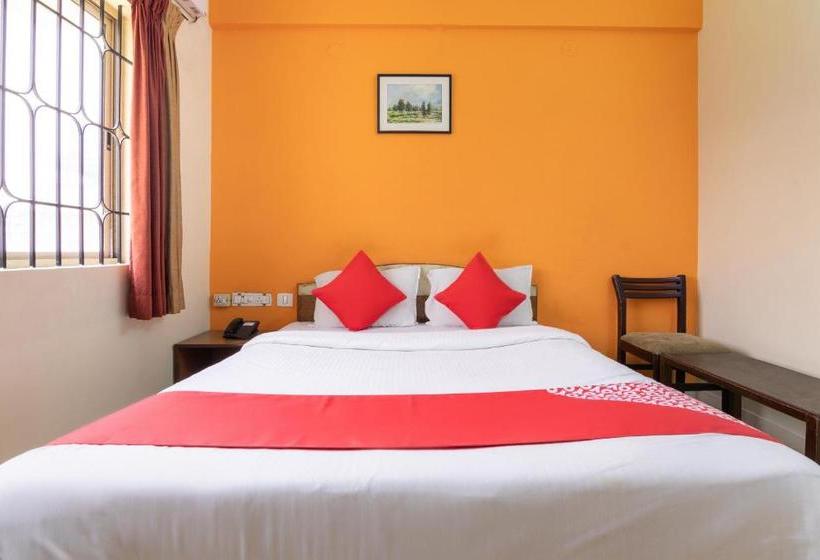 בית מלון כפרי Oyo 10478 Famous Golden Inn