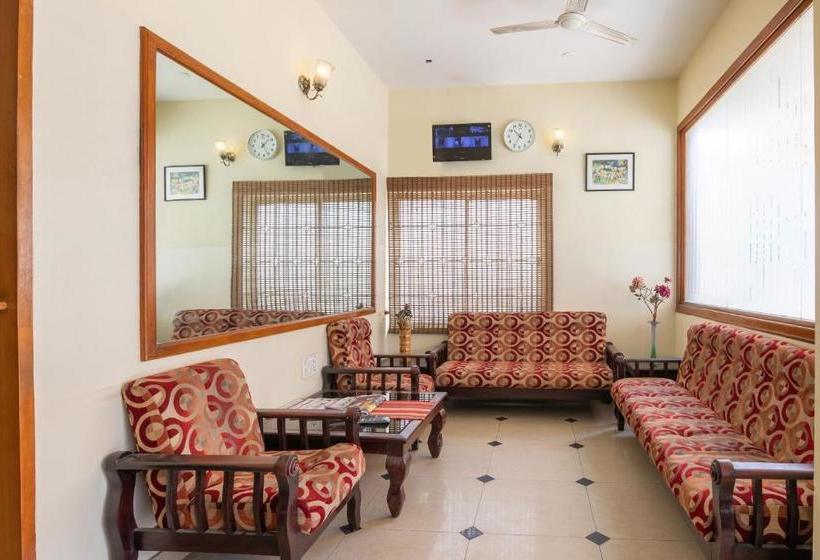 בית מלון כפרי Oyo 10478 Famous Golden Inn