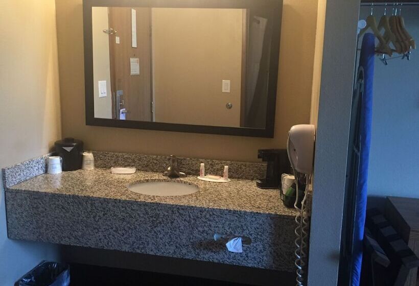 فندق Super 8 By Wyndham Louisville Airport