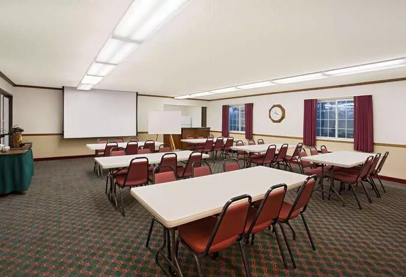 فندق Super 8 By Wyndham New Hampton