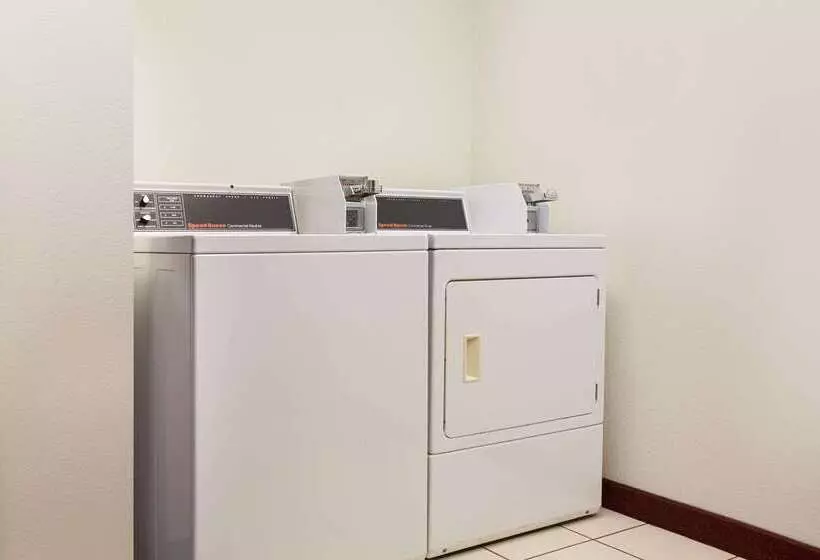 فندق Super 8 By Wyndham New Hampton