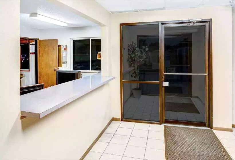 모텔 Super 8 By Wyndham Blair