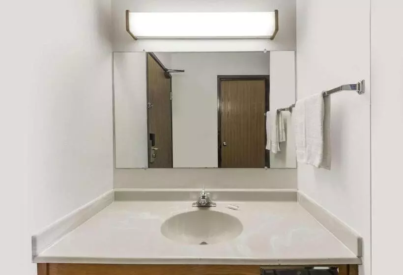 모텔 Super 8 By Wyndham Coshocton Roscoe Village