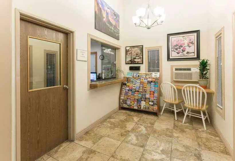 Motelli Super 8 By Wyndham Cos/hwy. 24 E/pafb Area