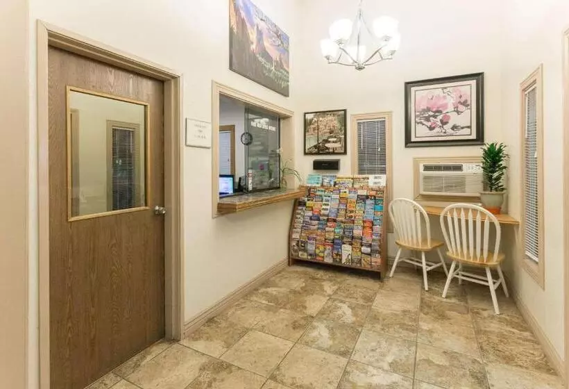 Motelli Super 8 By Wyndham Cos/hwy. 24 E/pafb Area