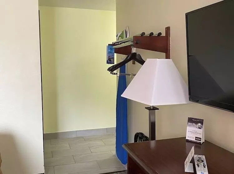 汽车旅馆  Travelodge By Wyndham La Porte/michigan City Area