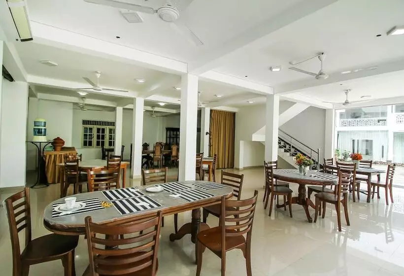 هتل Empryean By Oyo Rooms