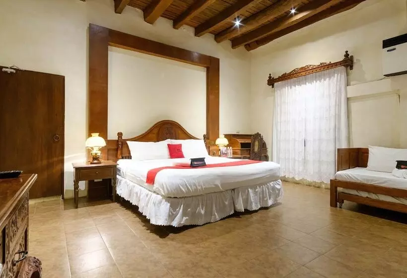 ホテル Reddoorz Plus @ Calle Crisologo Vigan