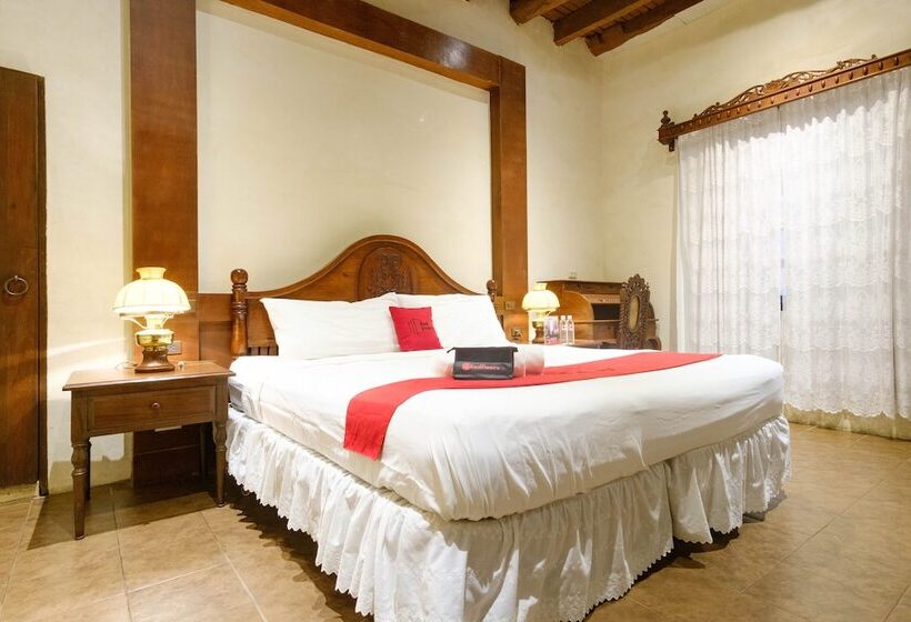 ホテル Reddoorz Plus @ Calle Crisologo Vigan