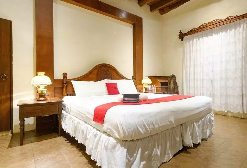 ホテル Reddoorz Plus @ Calle Crisologo Vigan