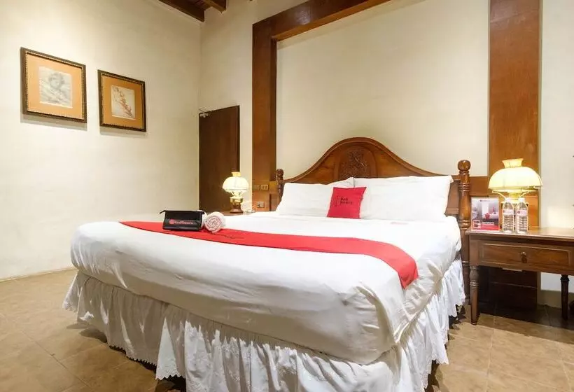 ホテル Reddoorz Plus @ Calle Crisologo Vigan